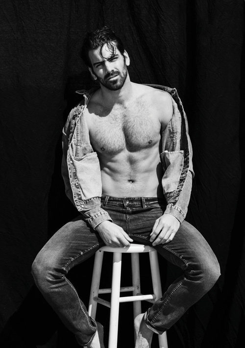 Nyle DiMarco posa desnudo y muestra su lado más sexy sentado en un taburete