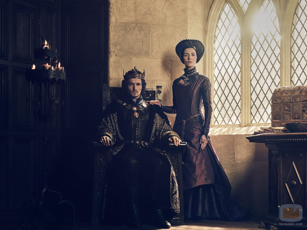 Michelle Fairley y Jacob Collins-Levy, en la serie 'The White Princess' 