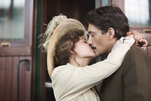 Irene Escolar y Daniel Holguín se besan en la tv movie 'La princesa Paca'
