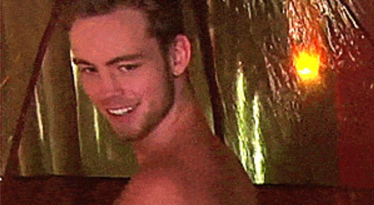 Dustin Mcneer, completamente desnudo, enseña el culo en 'Spring Break With Grandad'