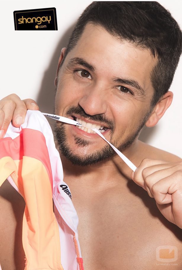 Álex Forriols posa mordiendo un cordón en una sesión de fotos para Shangay
