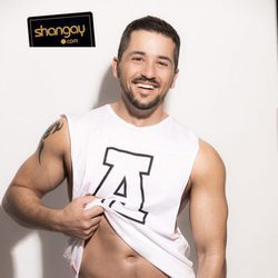 Álex Forriols, semidesnudo, se levanta la camiseta en una sesión de fotos para Shangay