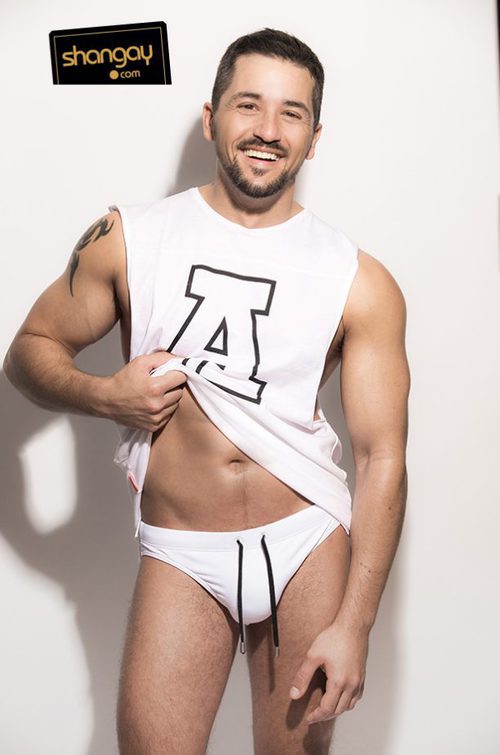 Álex Forriols, semidesnudo, se levanta la camiseta en una sesión de fotos para Shangay