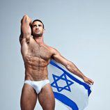 Eliad Cohen posa con la bandera de Israel