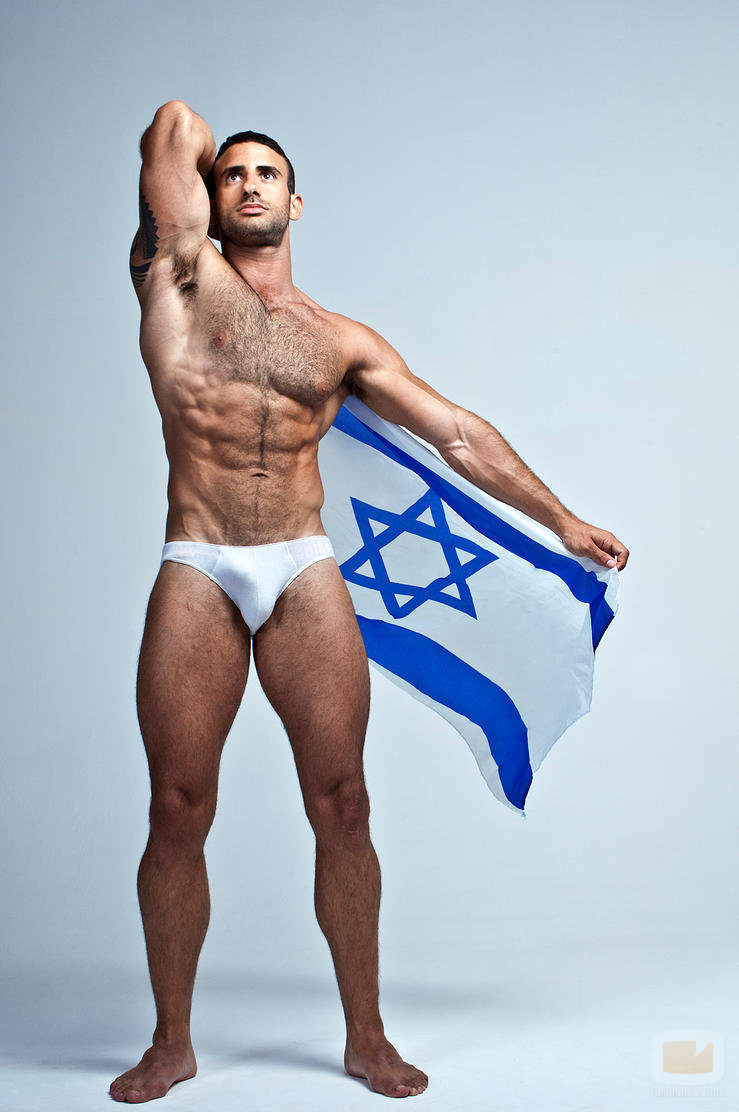 Eliad Cohen posa con la bandera de Israel