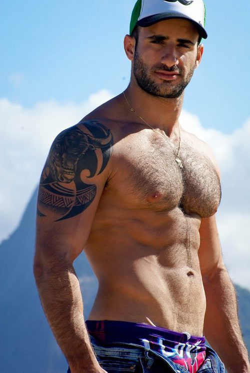 Elihad Cohen, con gorra, luce torso desnudo  