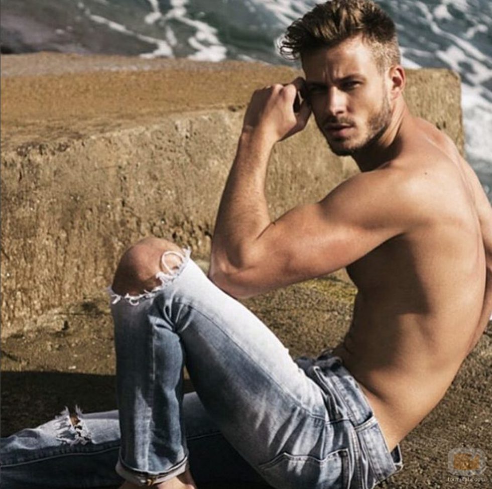 Alejandro Caracuel posa en la playa sin camiseta