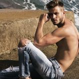 Alejandro Caracuel posa en la playa sin camiseta