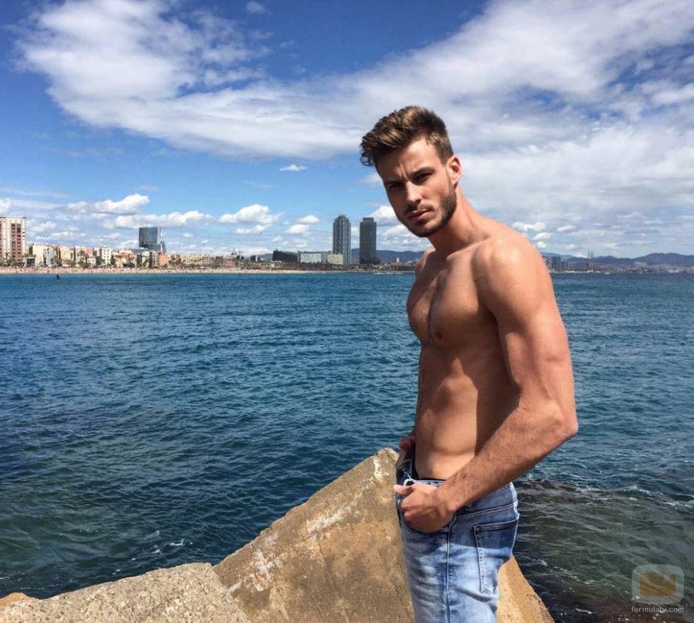 Alejandro Caracuel posa sin camiseta