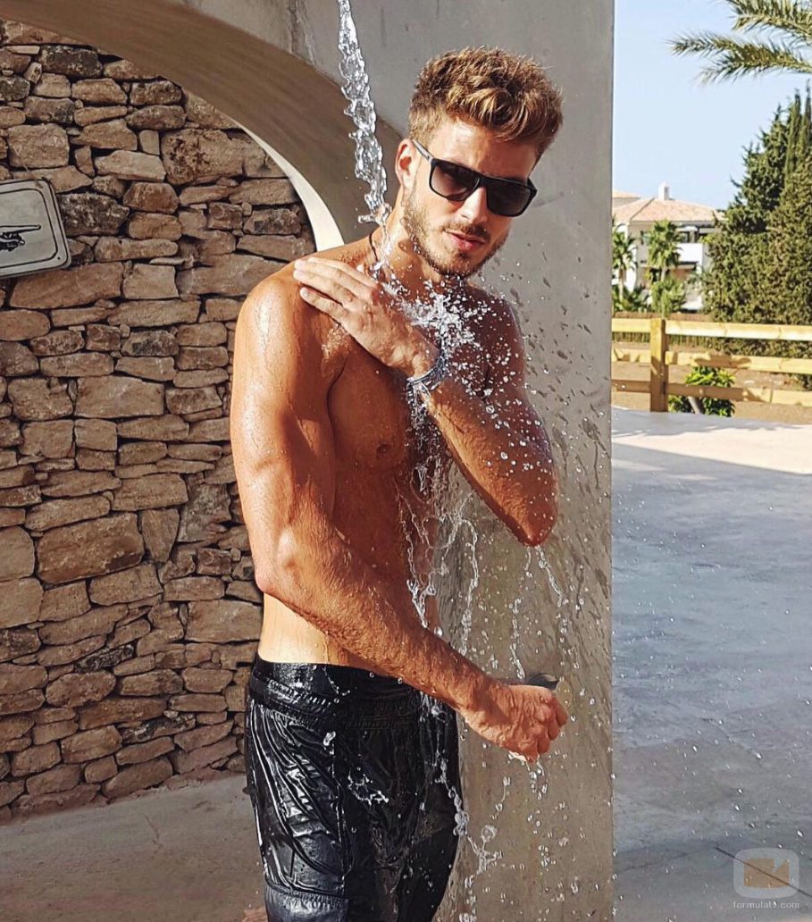 Alejandro Caracuel bajo un chorro de agua