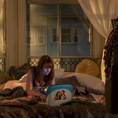Sophia, Britt Robertson, navegando en Internet en 'Girlboss'
