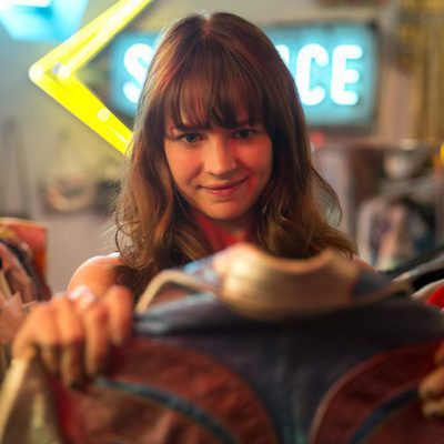 El personaje de Sophia, Britt Robertson, encuentra una chaqueta 'Girlboss'