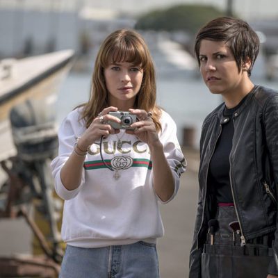 Sophia y Annie durante una sesión de fotos en 'Girlboss'