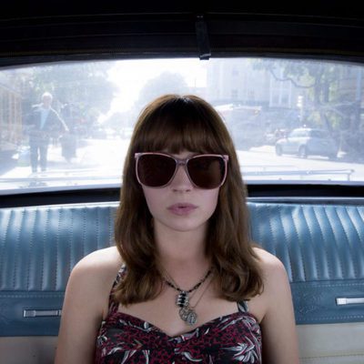 Sophia en un coche con unas grandes gafas de sol en 'Girlboss'