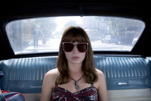 Sophia en un coche con unas grandes gafas de sol en 'Girlboss'