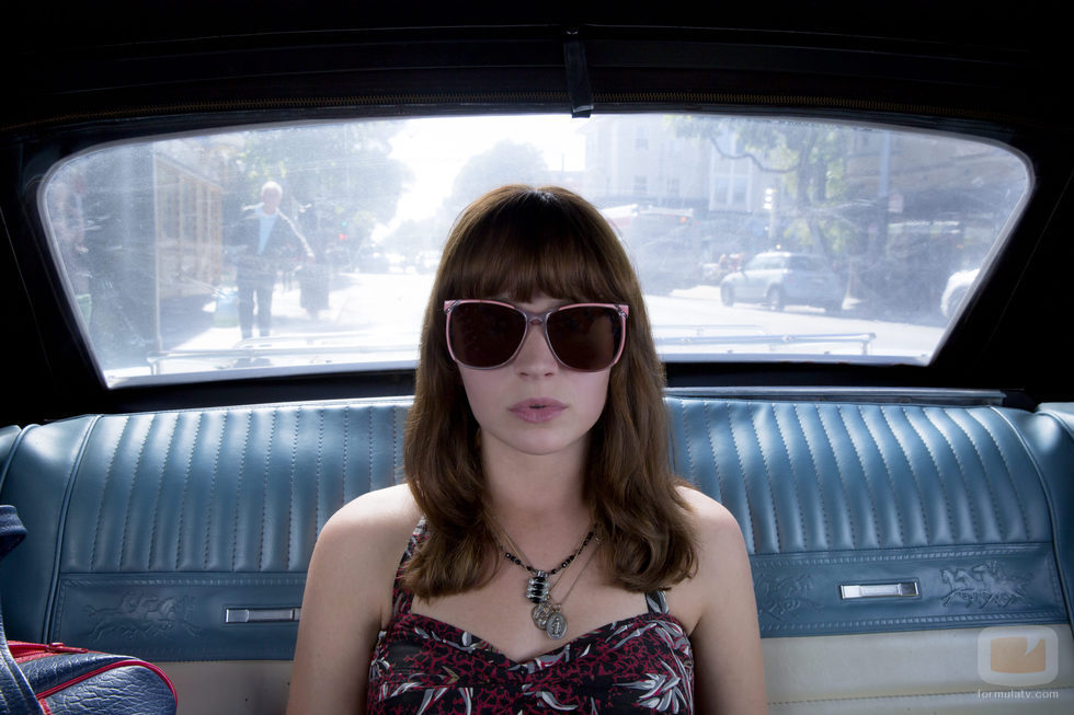 Sophia en un coche con unas grandes gafas de sol en 'Girlboss'