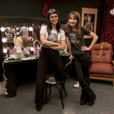 Britt Robertson junto a la auténtica Sophia Amoruso de 'Girlboss'