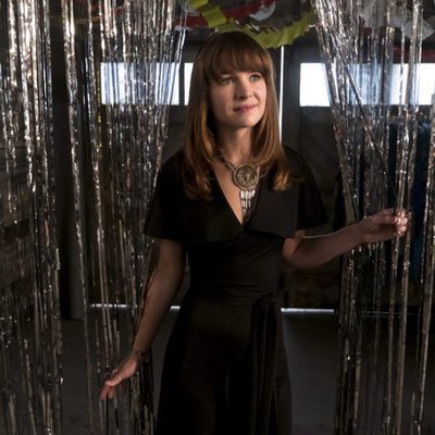 Sophia entra fascinada a través de una cortina en 'Girlboss'