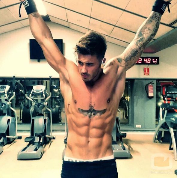 Iván González, concursante de 'Supervivientes 2017', hace ejercicio