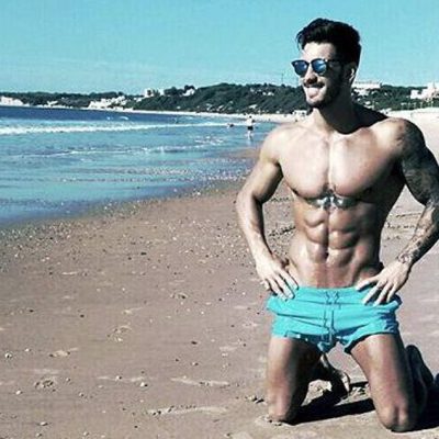 Iván González, concursante de 'Supervivientes 2017', en la playa