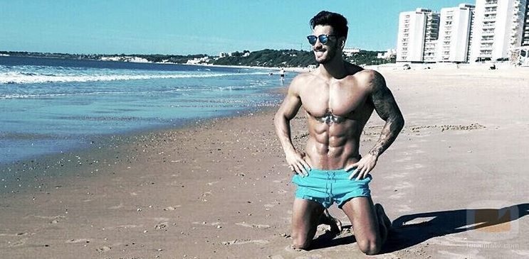 Iván González, concursante de 'Supervivientes 2017', en la playa