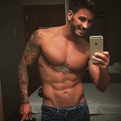 Iván González, concursante de 'Supervivientes 2017', posa sin camiseta frente al espejo