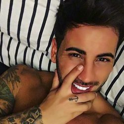 Iván González, concursante de 'Supervivientes 2017', sonriente en la cama
