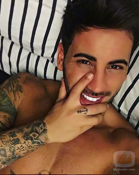 Iván González, concursante de 'Supervivientes 2017', sonriente en la cama