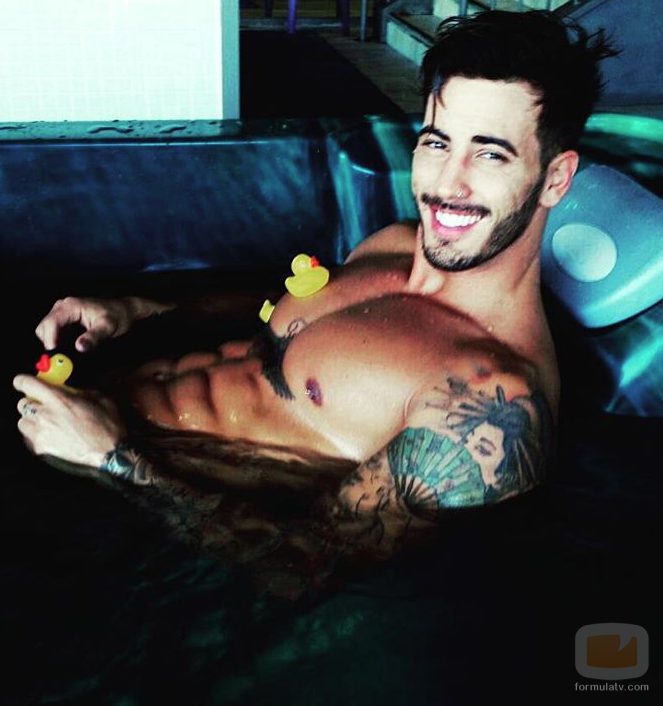Iván González, concursante de 'Supervivientes 2017', en un jacuzzi