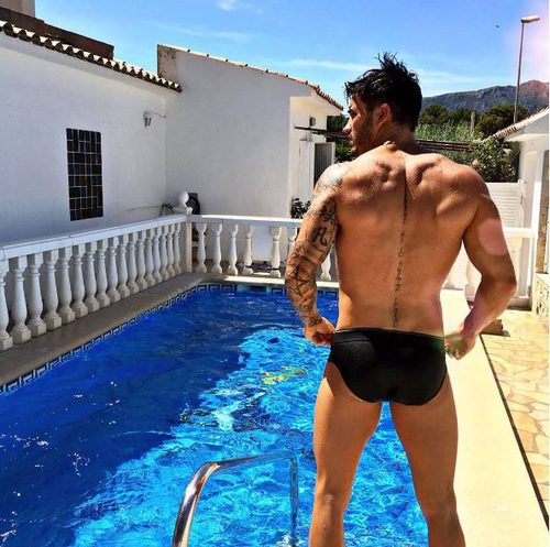 Iván González, concursante de 'Supervivientes 2017', en la piscina