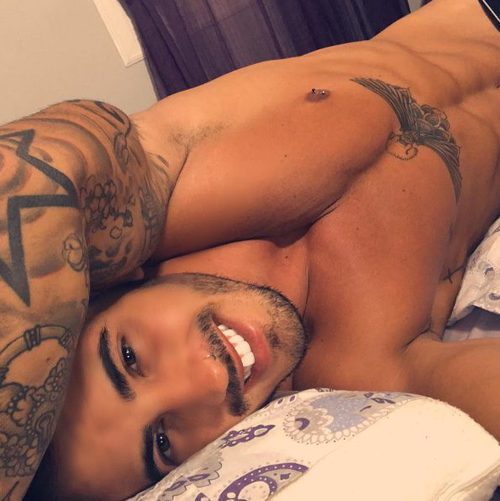 Iván González, concursante de 'Supervivientes 2017', semidesnudo tumbado en la cama