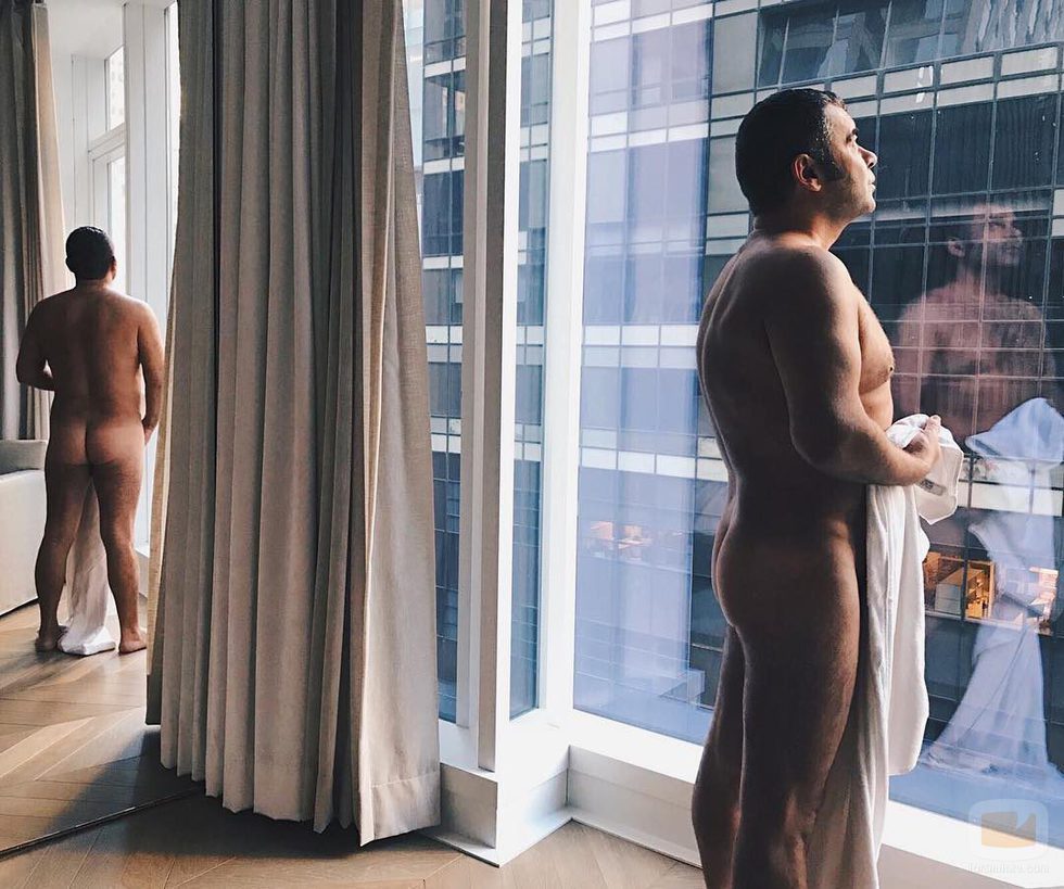 Jorge Javier Vázquez, desnudo integral, muestra el culo en su viaje a Nueva York