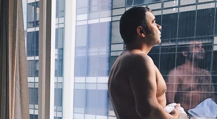 Jorge Javier Vázquez, desnudo integral, muestra el culo en su viaje a Nueva York
