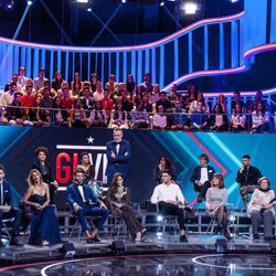 Jordi González junto a los exconcursantes y familiares en la gala final de 'GH VIP 5'