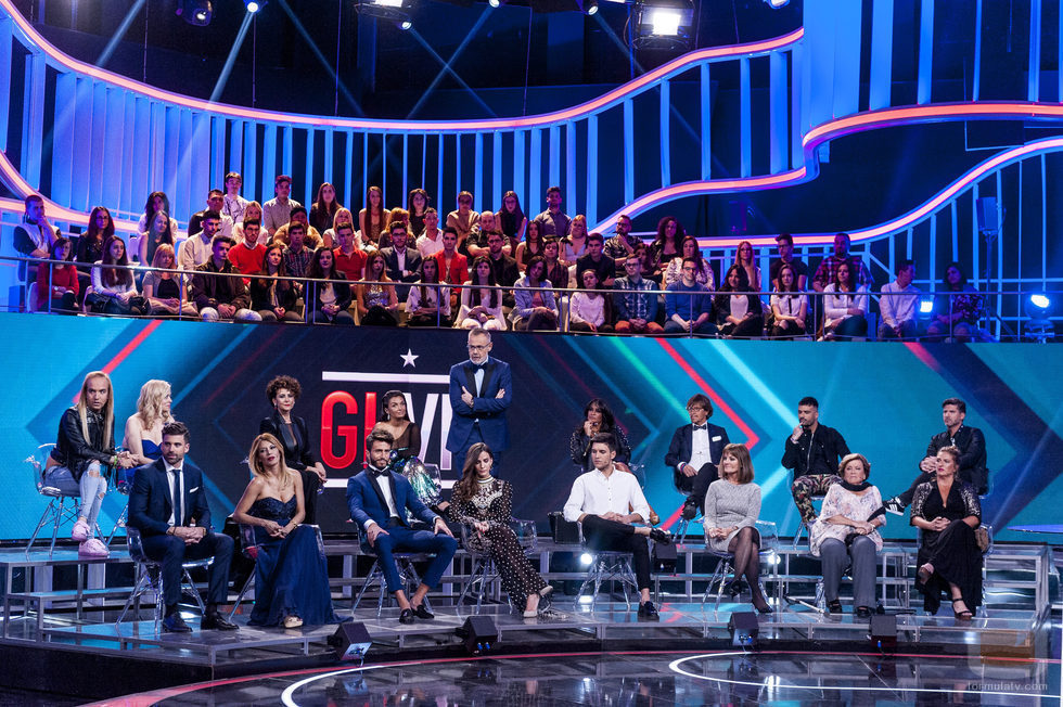 Jordi González junto a los exconcursantes y familiares en la gala final de 'GH VIP 5'