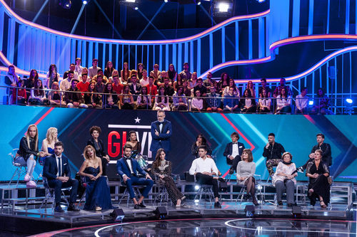 Jordi González junto a los exconcursantes y familiares en la gala final de 'GH VIP 5'