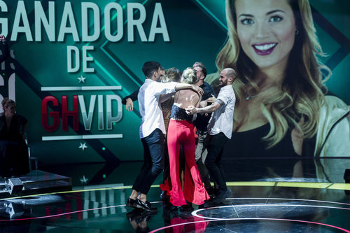 Los familiares y amigos de Alyson Rae Eckmann corren a abrazarla en la gala final de 'GH VIP 5'