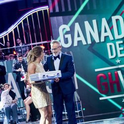 Jordi González le da a Alyson Rae Eckmannn el maletín en la gala final de 'GH VIP 5'