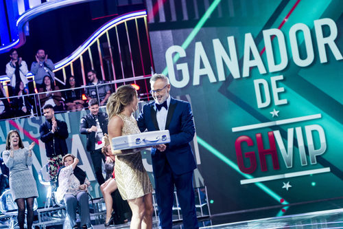 Jordi González le da a Alyson Rae Eckmannn el maletín en la gala final de 'GH VIP 5'
