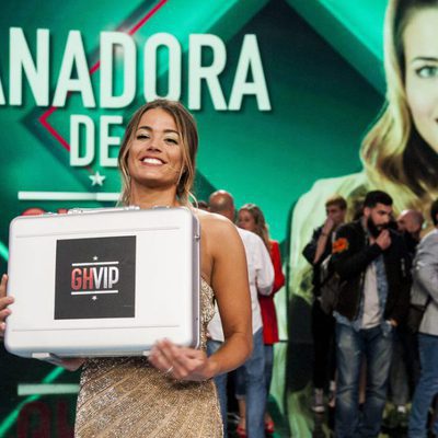 Alyson, la ganadora de 'GH VIP 5', posa junto al maletín en la gala final del reality