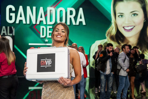 Alyson, la ganadora de 'GH VIP 5', posa junto al maletín en la gala final del reality