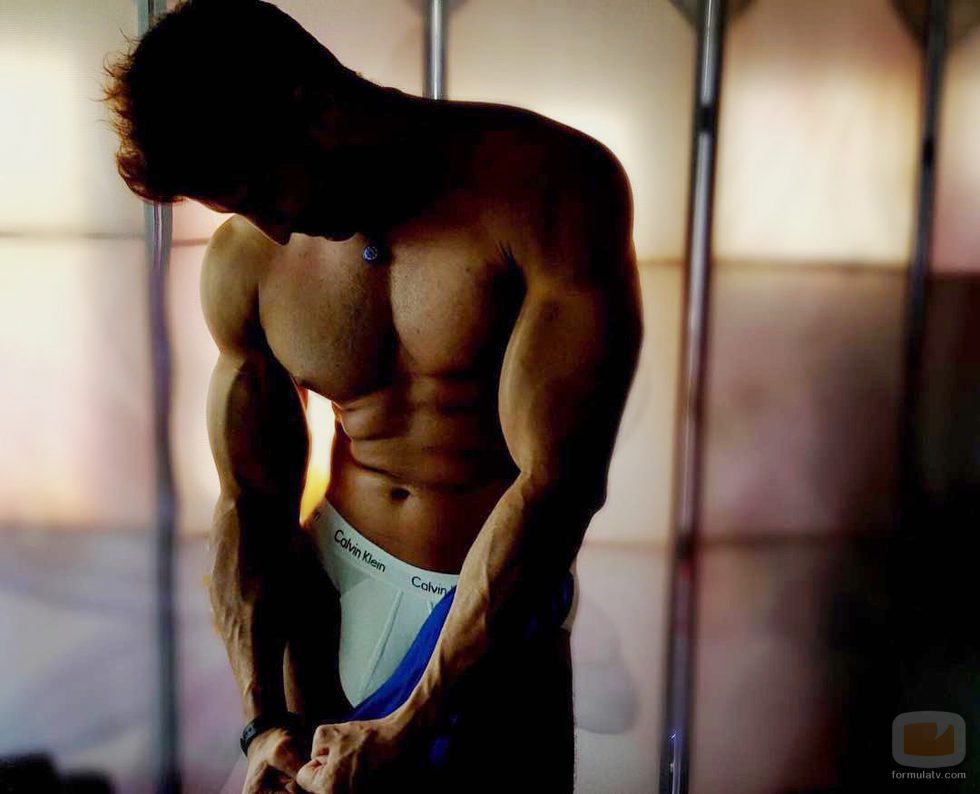 Julián Contreras Jr. calienta las redes con su desnudo