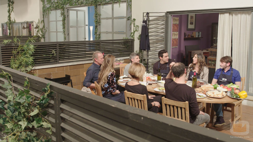 Bertín Osborne come en Montepinar junto a los actores de 'La que se avecina' en un programa de 'Mi casa es la tuya'