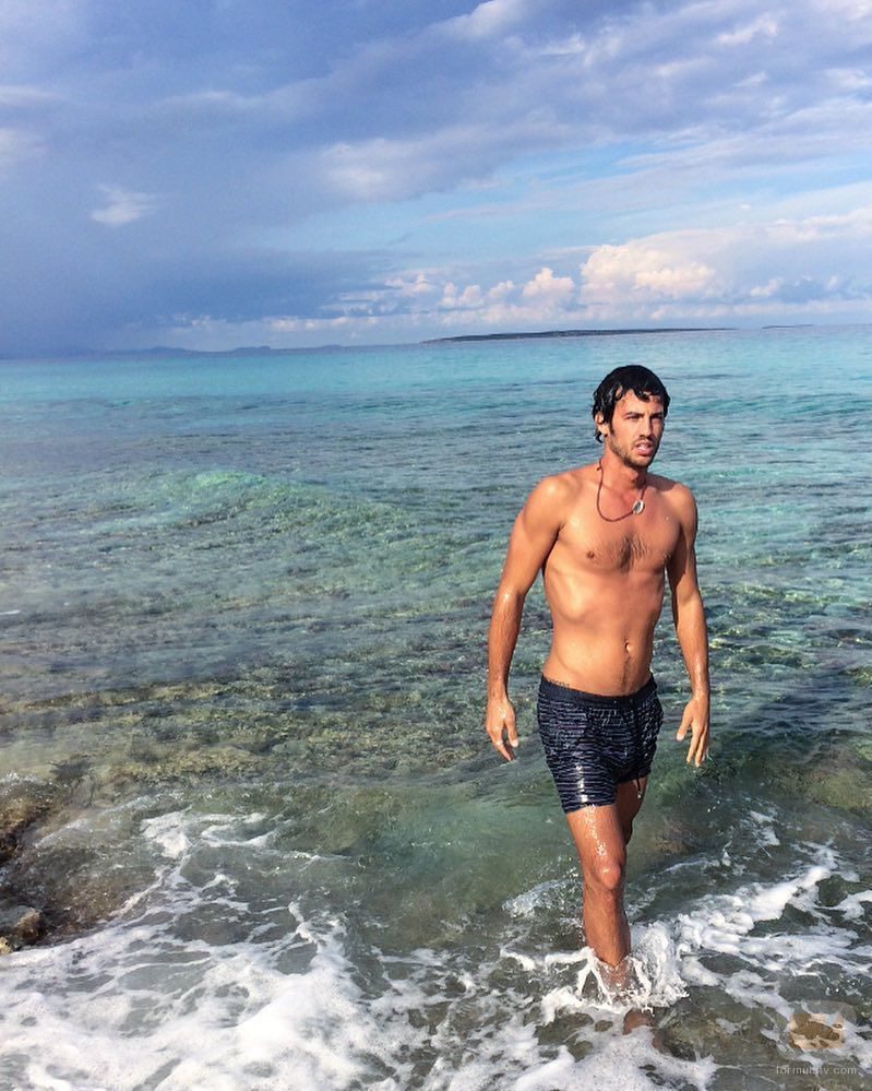 Jorge Brazalez ('MasterChef 5') posa desnudo en la playa
