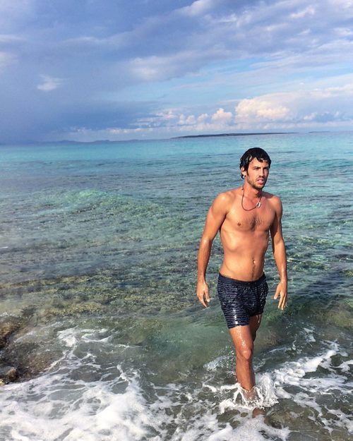 Jorge Brazalez ('MasterChef 5') posa desnudo en la playa