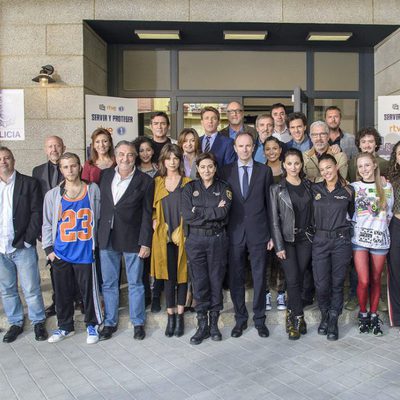"Foto de familia" de los actores de 'Servir y proteger'