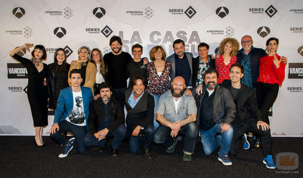 Actores y parte del equipo técnico en la rueda de prensa de 'La Casa de Papel'