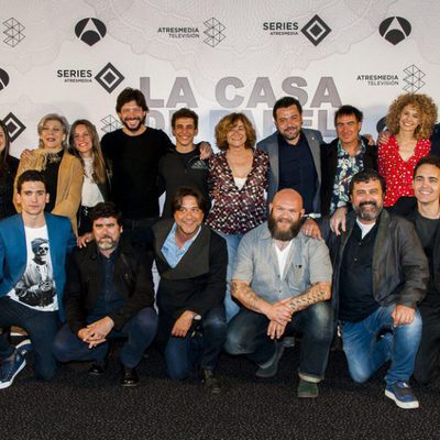 Actores y parte del equipo técnico en la rueda de prensa de 'La Casa de Papel'