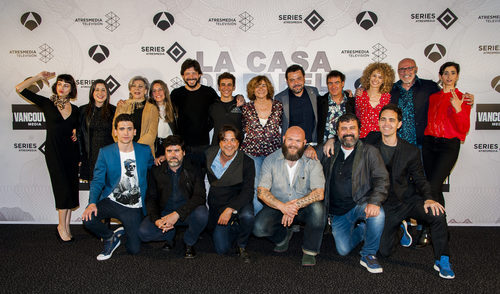 Actores y parte del equipo técnico en la rueda de prensa de 'La Casa de Papel'