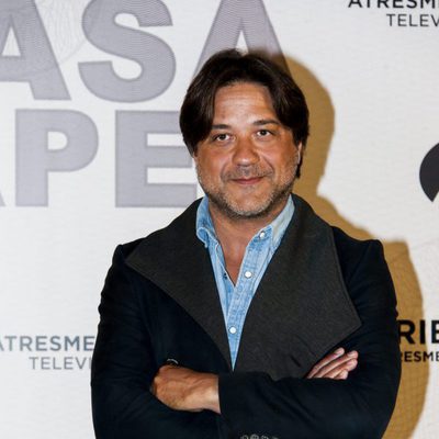 Enrique Arce posa en la presentación de 'La Casa de Papel'